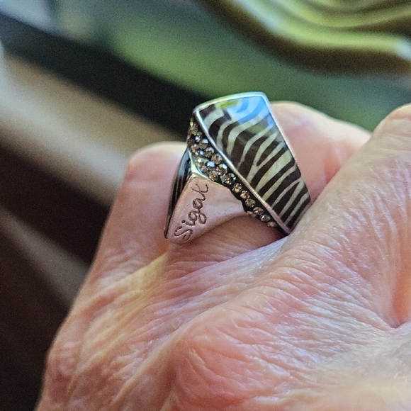 Silver Zebra Pattern Ring - Picture 5 of 6